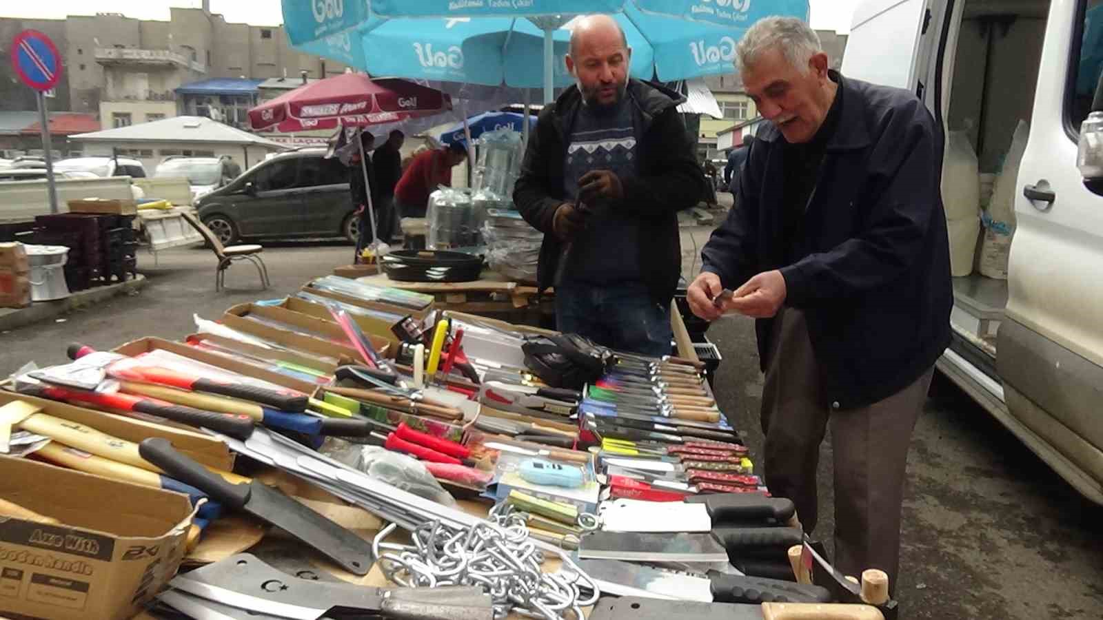 Kars’ta Kurban Bayramı öncesi bıçakçılarda yoğun mesai: Bıçaklar kurbanlar için bileniyor