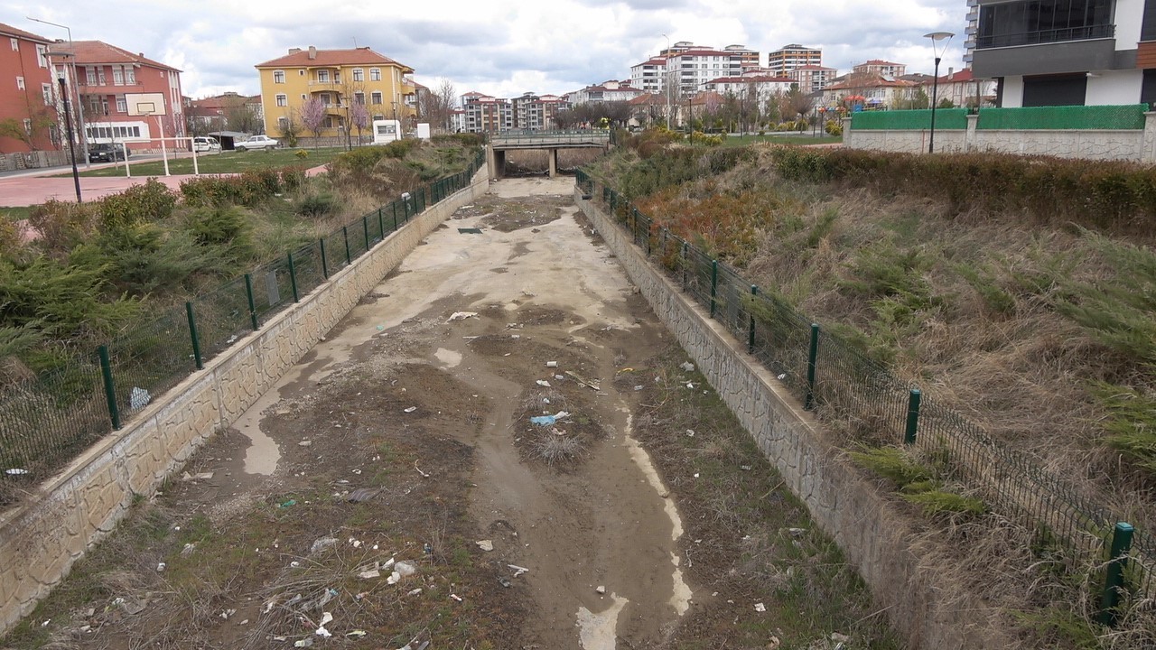 Kuruyan Delibaş deresi 25 yıl sonra yeniden coştu