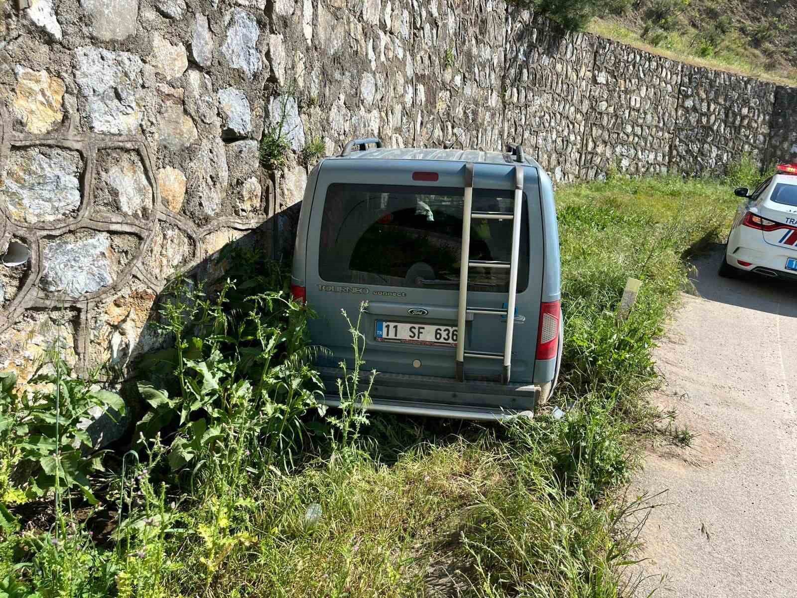Direksiyon h&acirc;kimiyetini kaybeden otomobil s&uuml;r&uuml;c&uuml;s&uuml; istinat duvarına &ccedil;arptı: 1 yaralı
