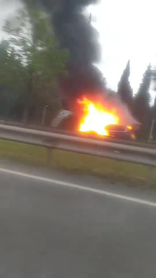Seyir halindeki otomobil alev topuna döndü