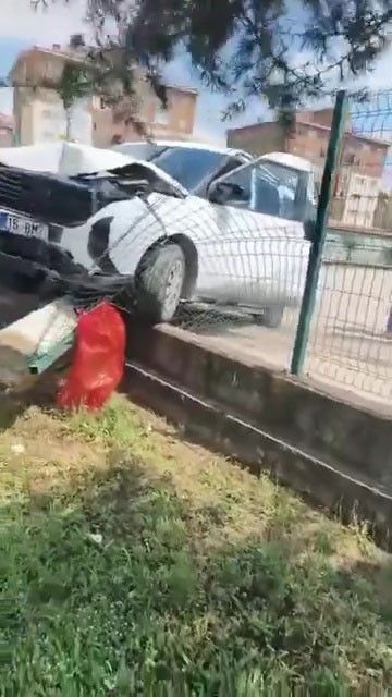 Kontrolden çıkan otomobil okul duvarına girdi