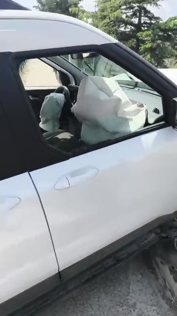 Kontrolden &ccedil;ıkan otomobil okul duvarına girdi
