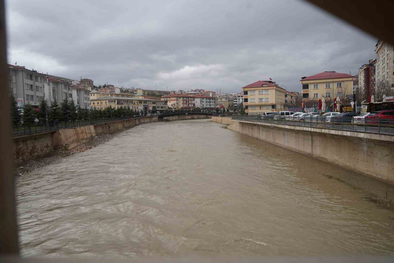 Bahar yağışları Çoruh Nehri’nin su seviyesini yükseltti