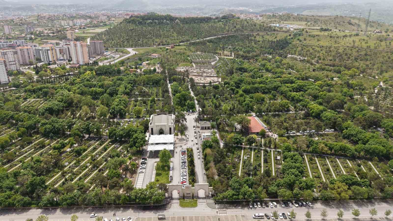 Kayseri’de mezarlıklar bayram ziyaretlerine hazır