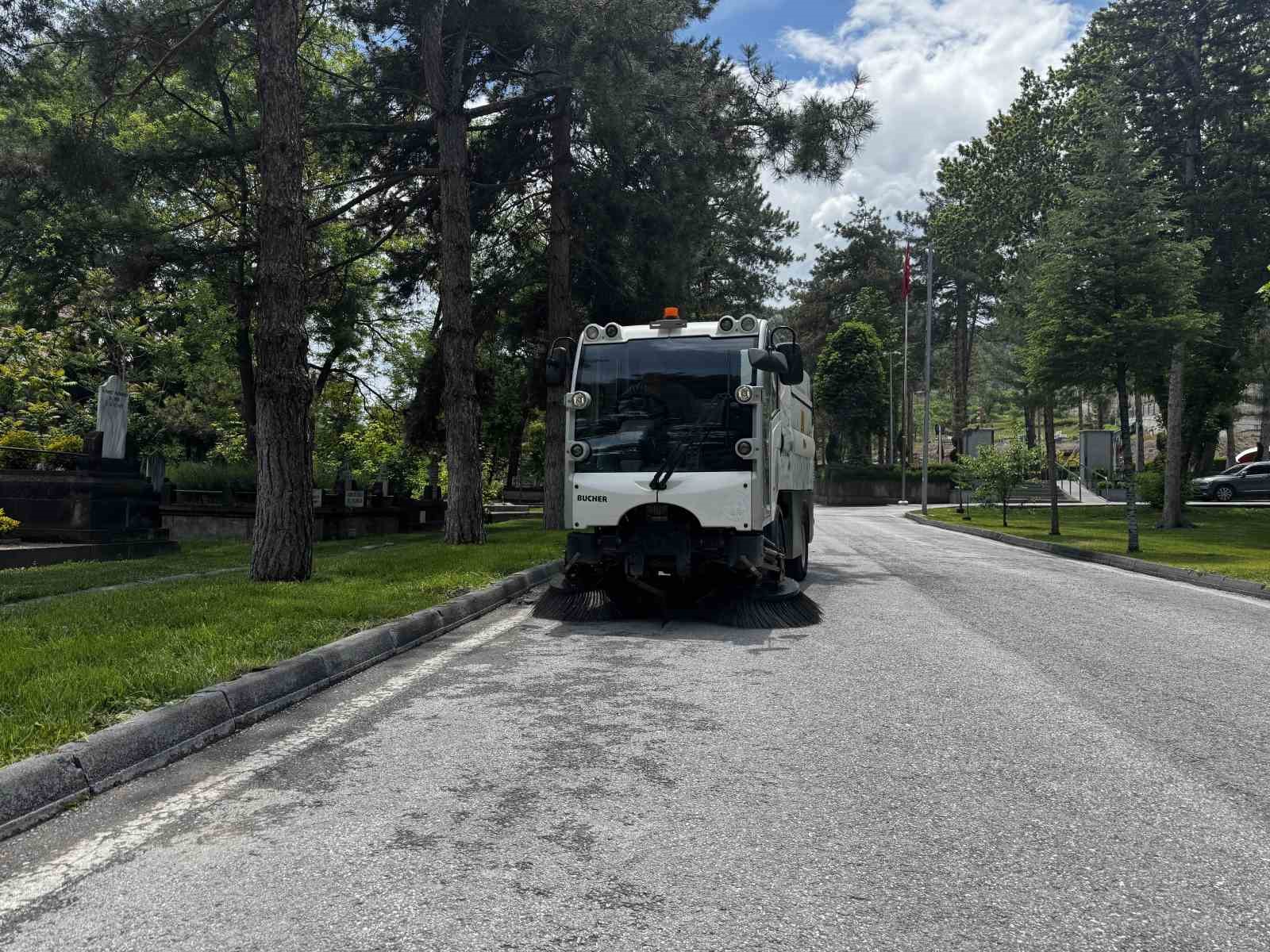 Kayseri’de mezarlıklar bayram ziyaretlerine hazır