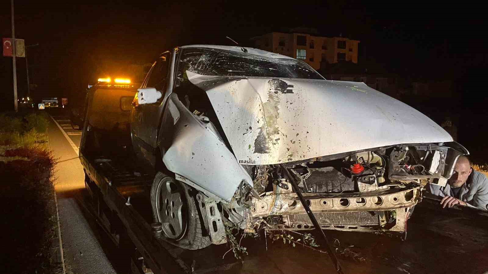 Karaman’da otomobil aydınlatma direğini devirdi: 1 yaralı