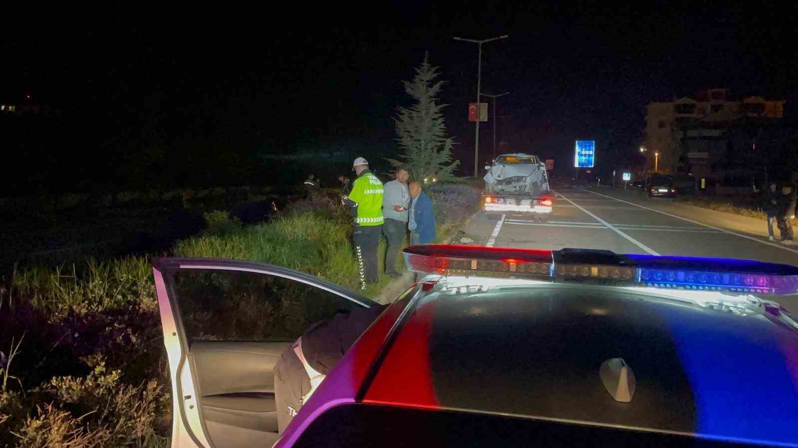 Karaman&rsquo;da otomobil aydınlatma direğini devirdi: 1 yaralı
