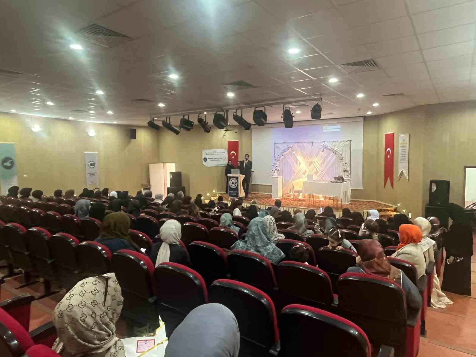 Van YYÜ kampüsünde bir ilk: Hafızlık taç takma heyecanı