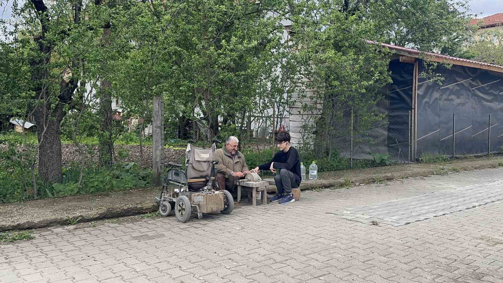 Bedensel engelli baba, oğluyla birlikte bıçak bileyerek geçimini sağlıyor
