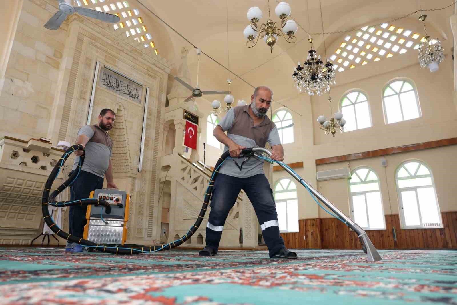 Akdeniz’de camiler bayram öncesi dezenfekte edildi
