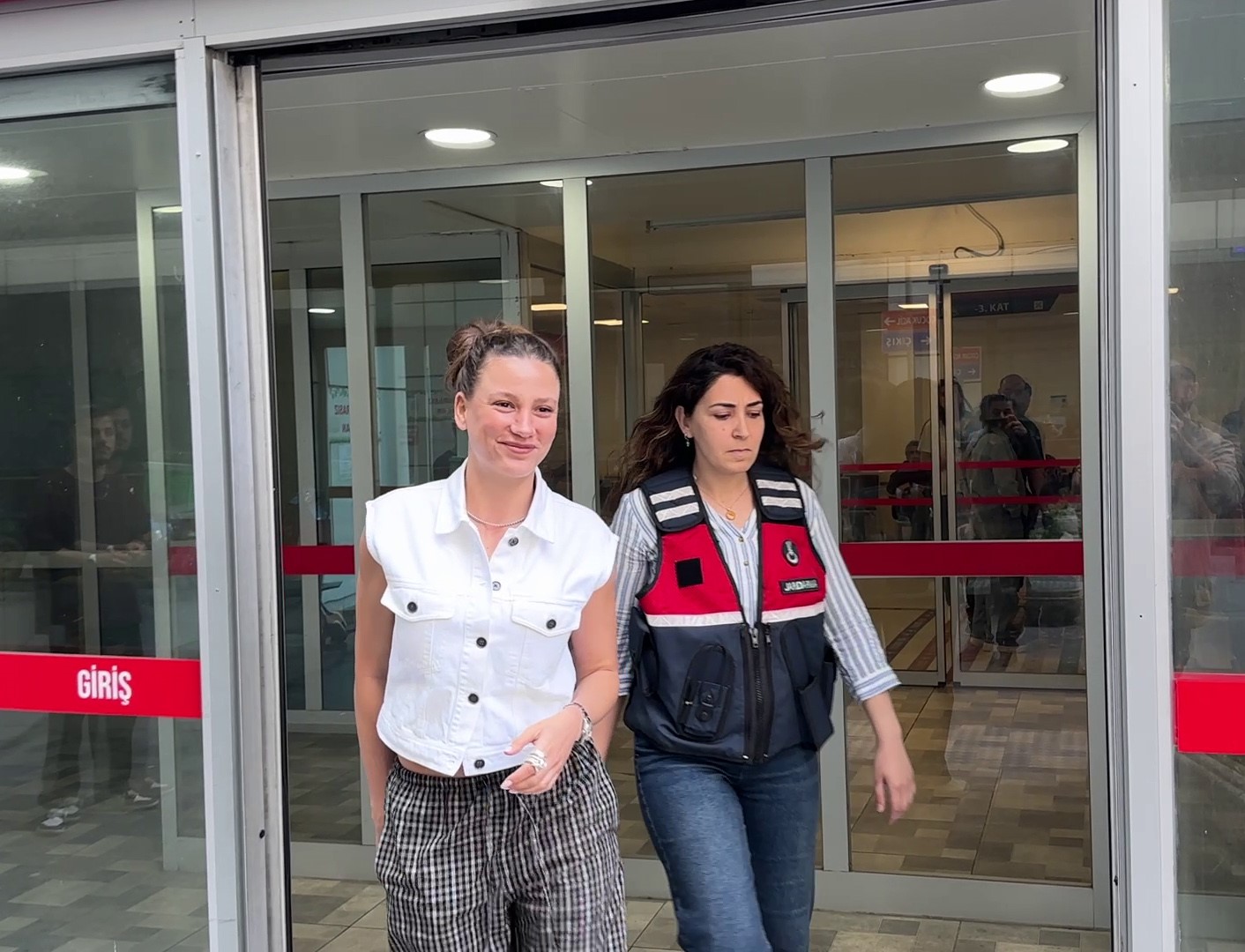 Oyuncu Serenay Sarıkaya sağlık kontrolünden geçirildi