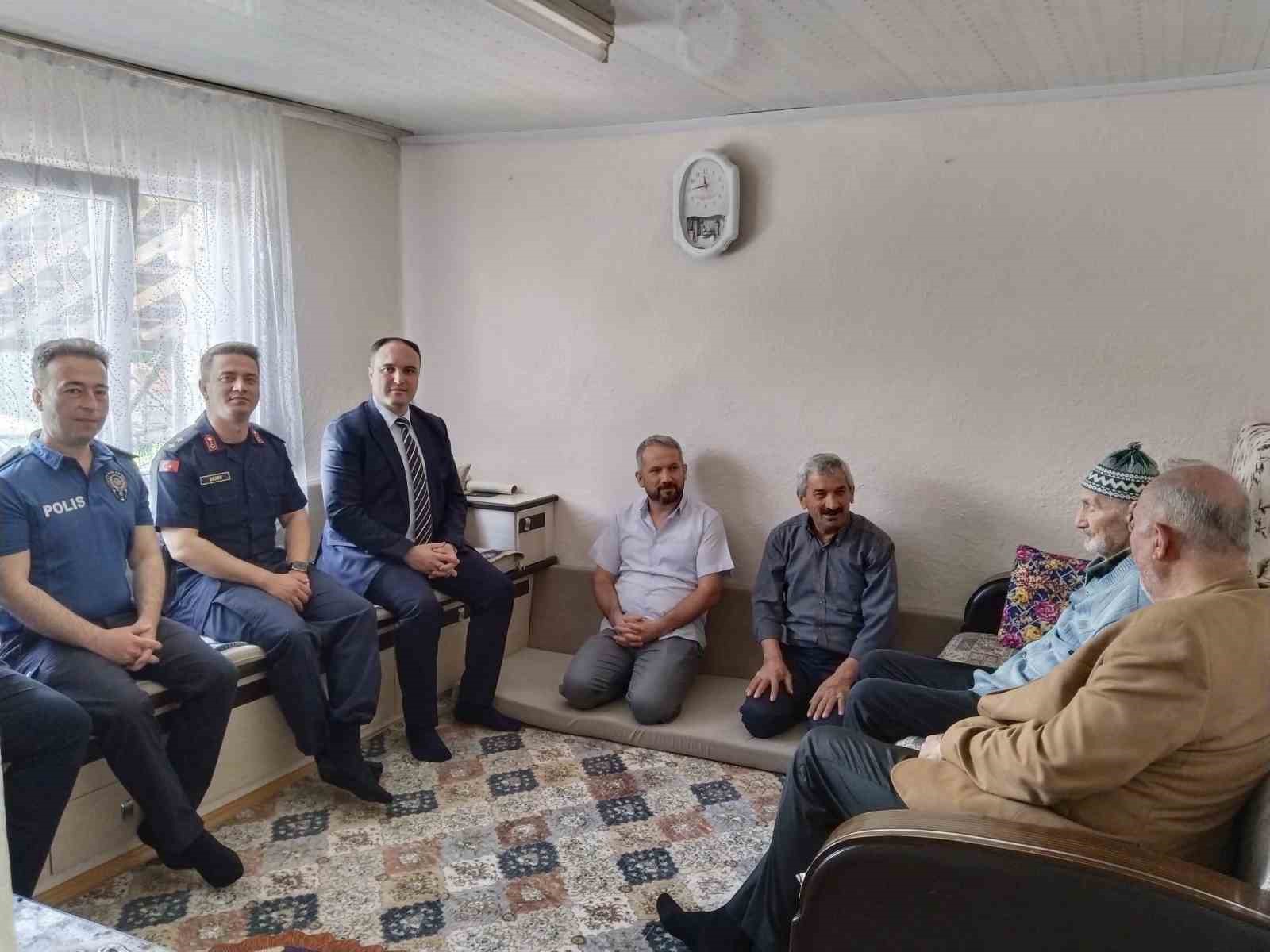 Aslanapa’da şehit aileleri ve gazilere bayram ziyareti
