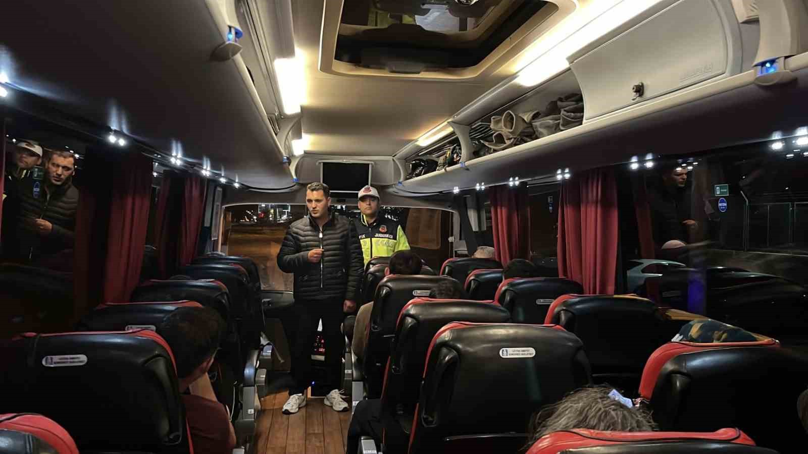 Sivil trafik jandarmaları şehirlerarası otobüslerde