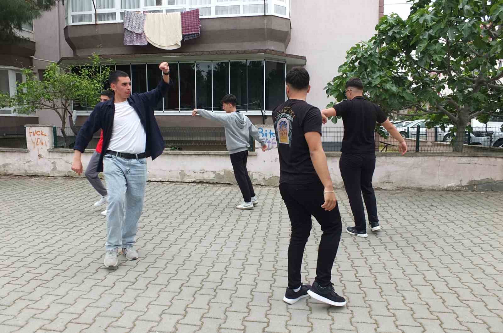 Burhaniyeli gençler gösterilere hazırlanıyorlar