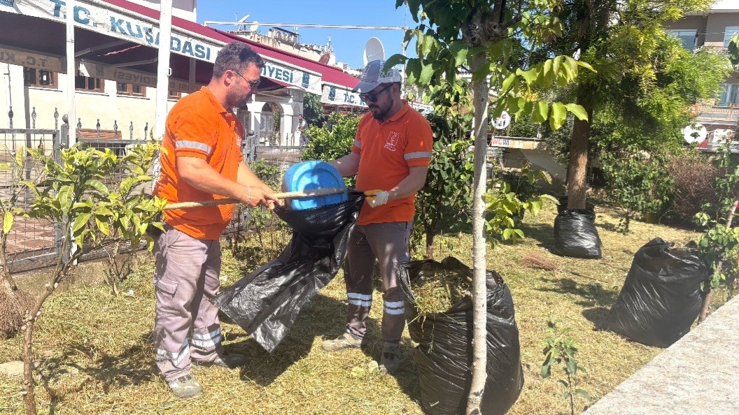 Kuşadası’nda bayram öncesi yeşil alanlarda bakım çalışmaları sürüyor