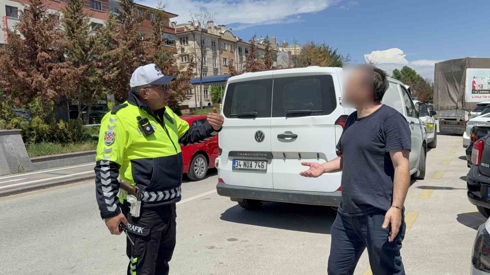 Ters yönden gelen eksik evraklı sürücüden polise ilginç tepki