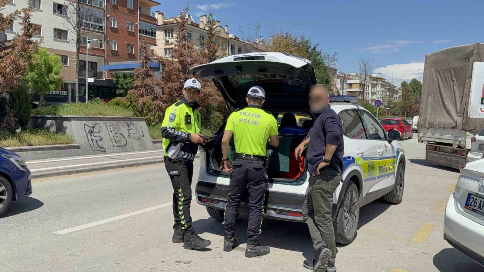 Ters y&ouml;nden gelen eksik evraklı s&uuml;r&uuml;c&uuml;den polise ilgin&ccedil; tepki
