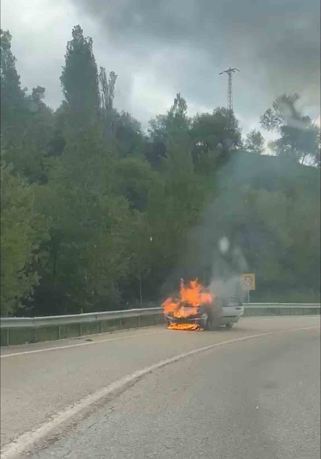 Tokat’ta alev alan otomobil demir yığınına döndü
