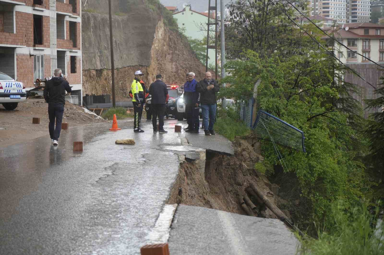 Gümüşhane’de aşırı yağış sonrası yol çöktü