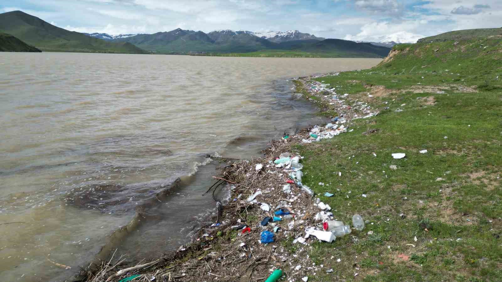 Koçköprü Barajı’nda atıklar tehlike saçıyor