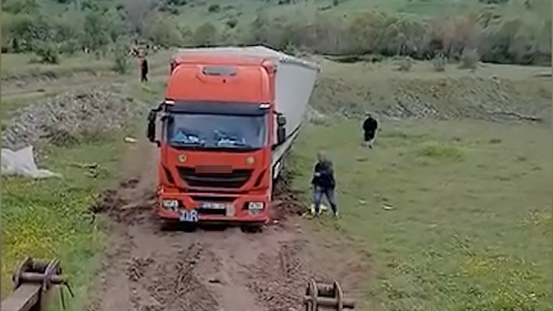 Bolu’da bayram trafiğinden kaçan tır ve kamyonlar köy yolunda çamura saplandı