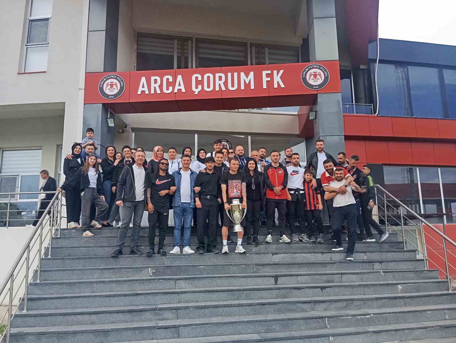 &Ccedil;orum FK&rsquo;da S&uuml;per Lig coşkusu: Tarihi zaferin ardından takım kafilesine g&ouml;rkemli karşılama
