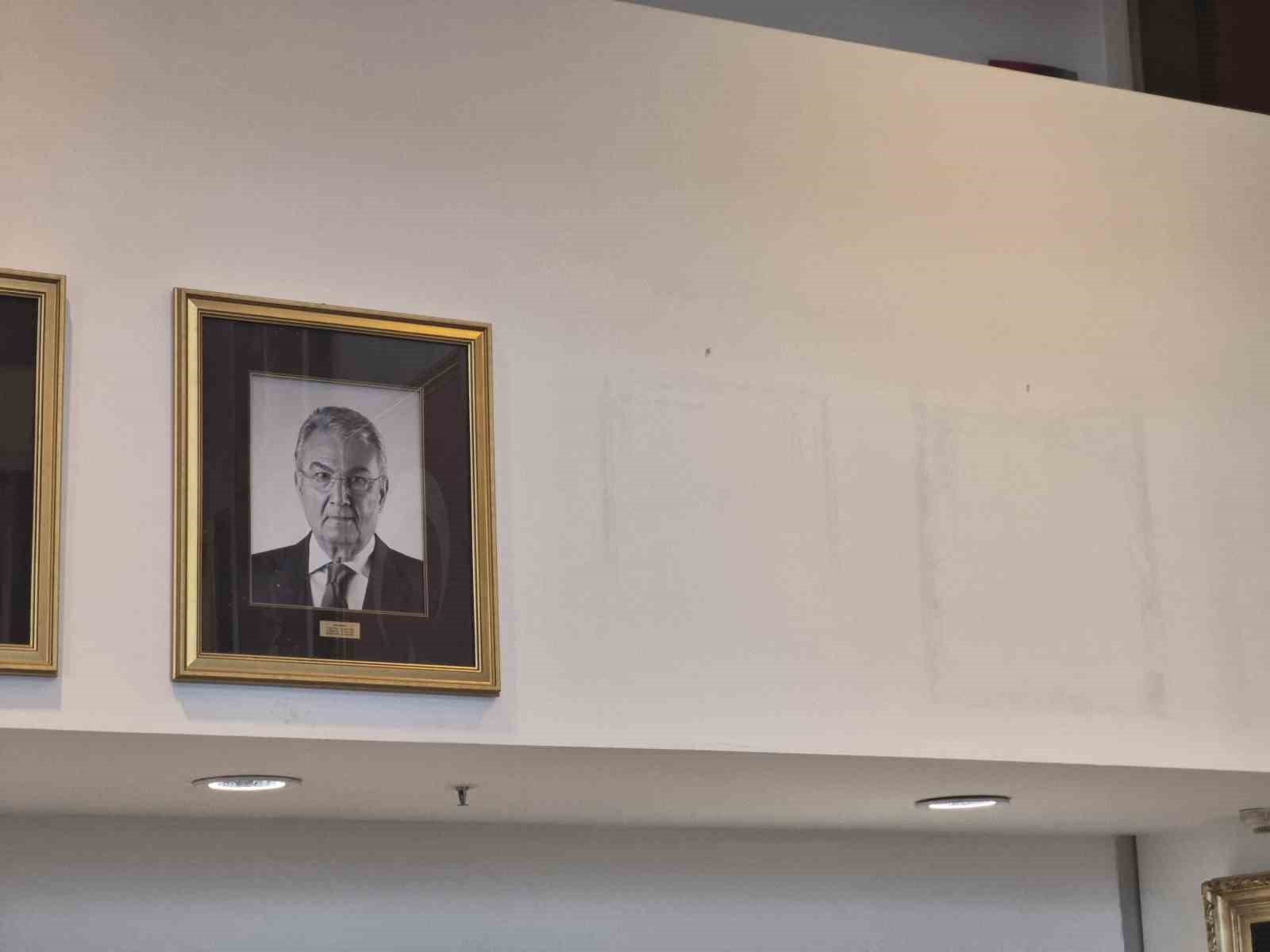 CHP Genel Merkezi’nde Kılıçdaroğlu’nun fotoğrafı tekrar asılıp, isimliği makam odasının kapısına takıldı