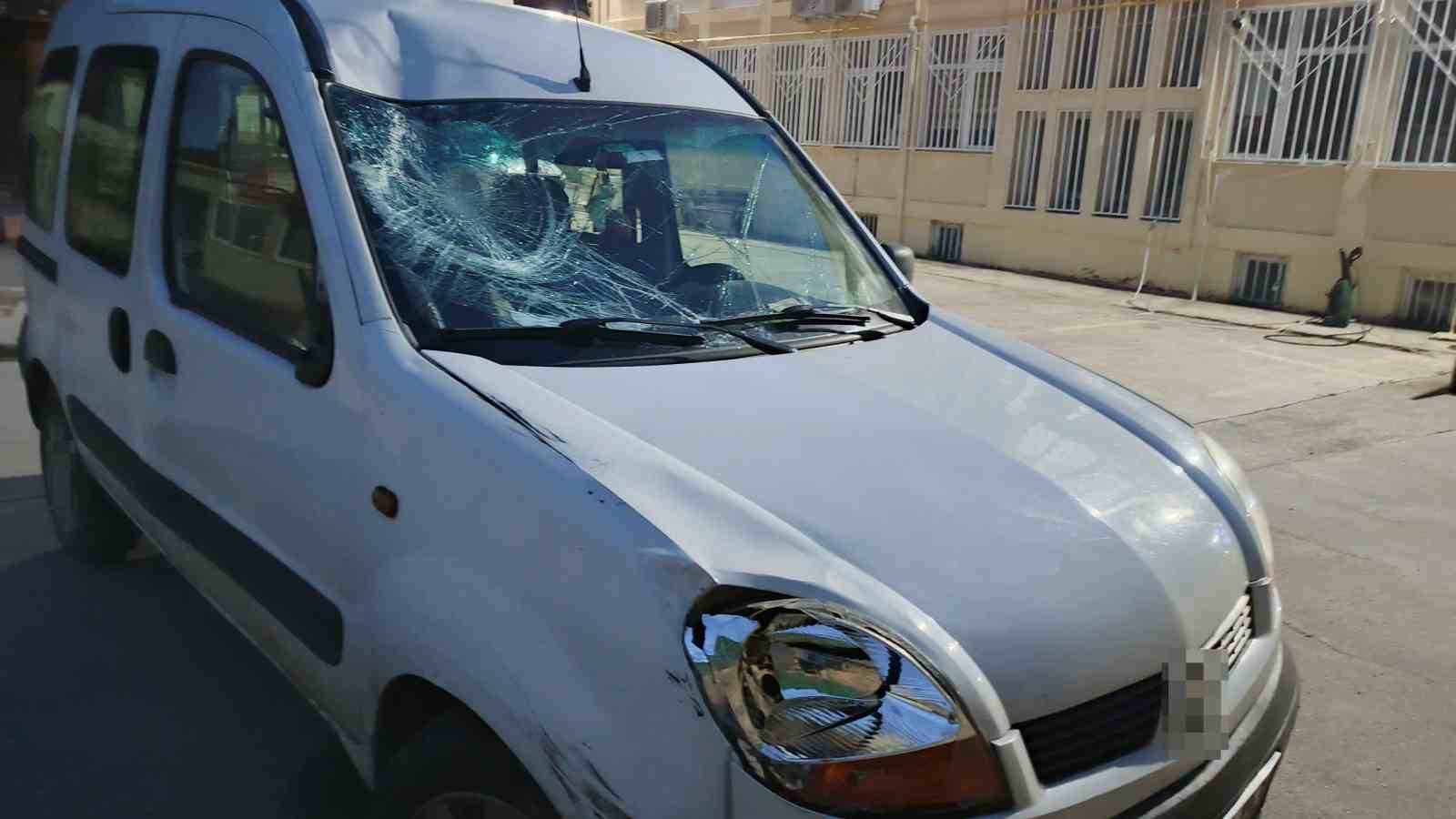 Hafif ticari aracın çarptığı kurye ağır yaralandı, kaçan sürücü yakalandı
