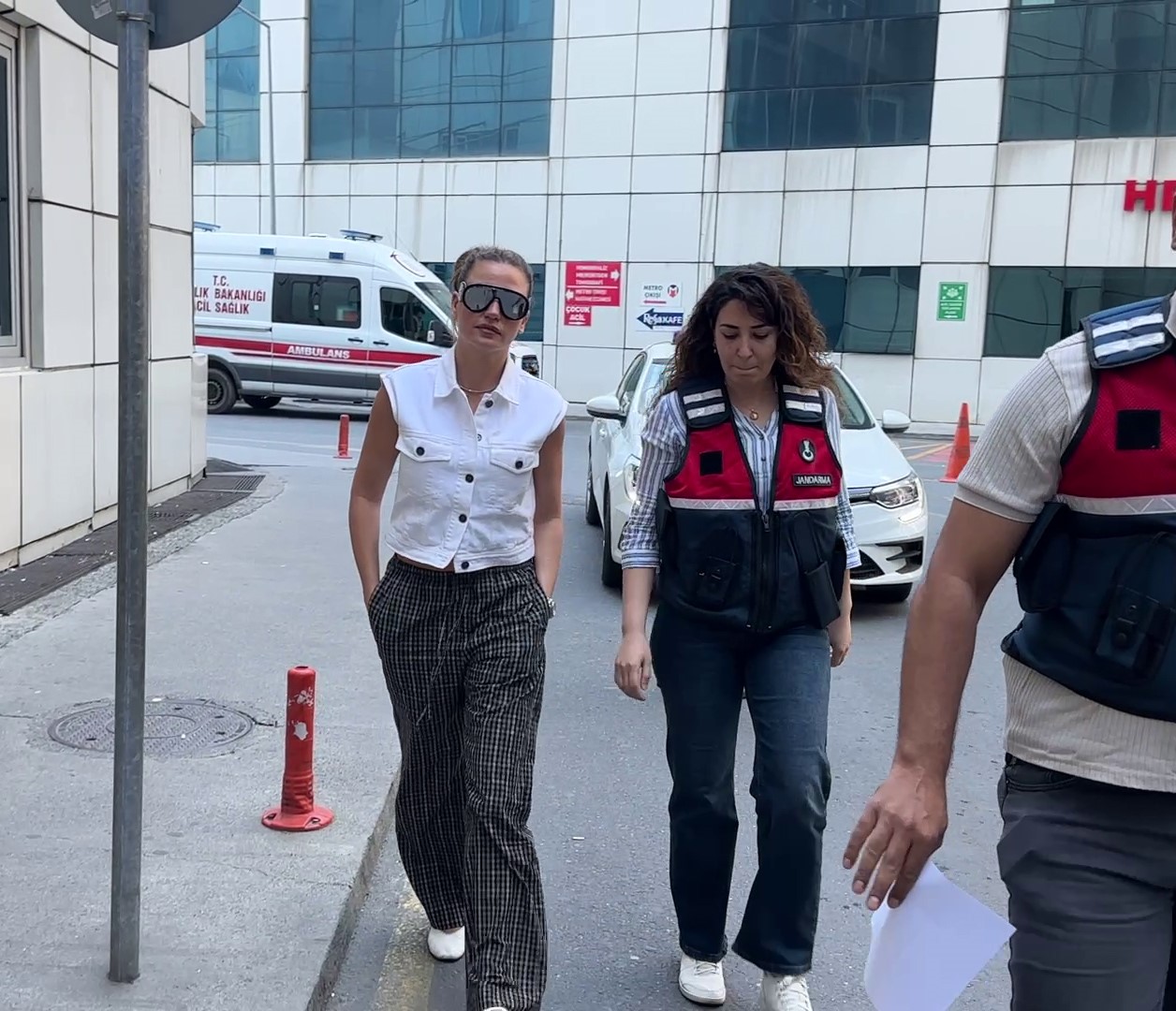 Oyuncu Serenay Sarıkaya sağlık kontrolünden geçirildi
