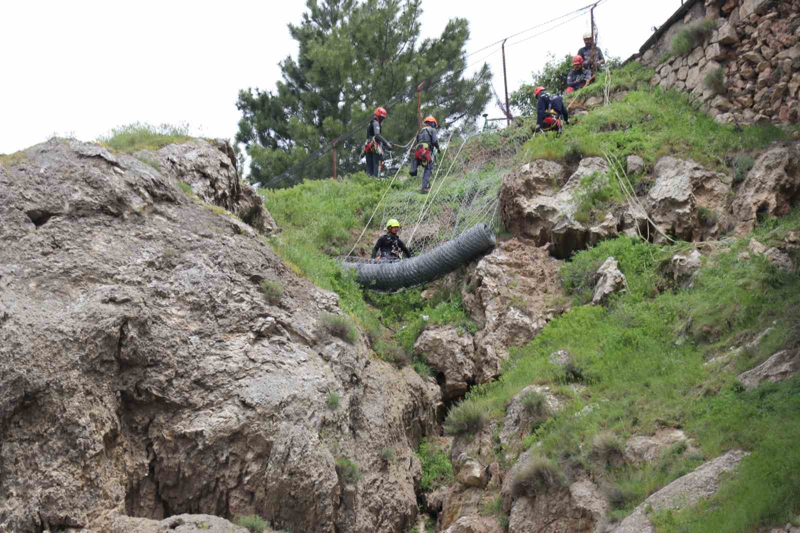 U&ccedil;urumun ucundaki t&uuml;rbenin kayalıklarında ıslah &ccedil;alışmaları s&uuml;r&uuml;yor
