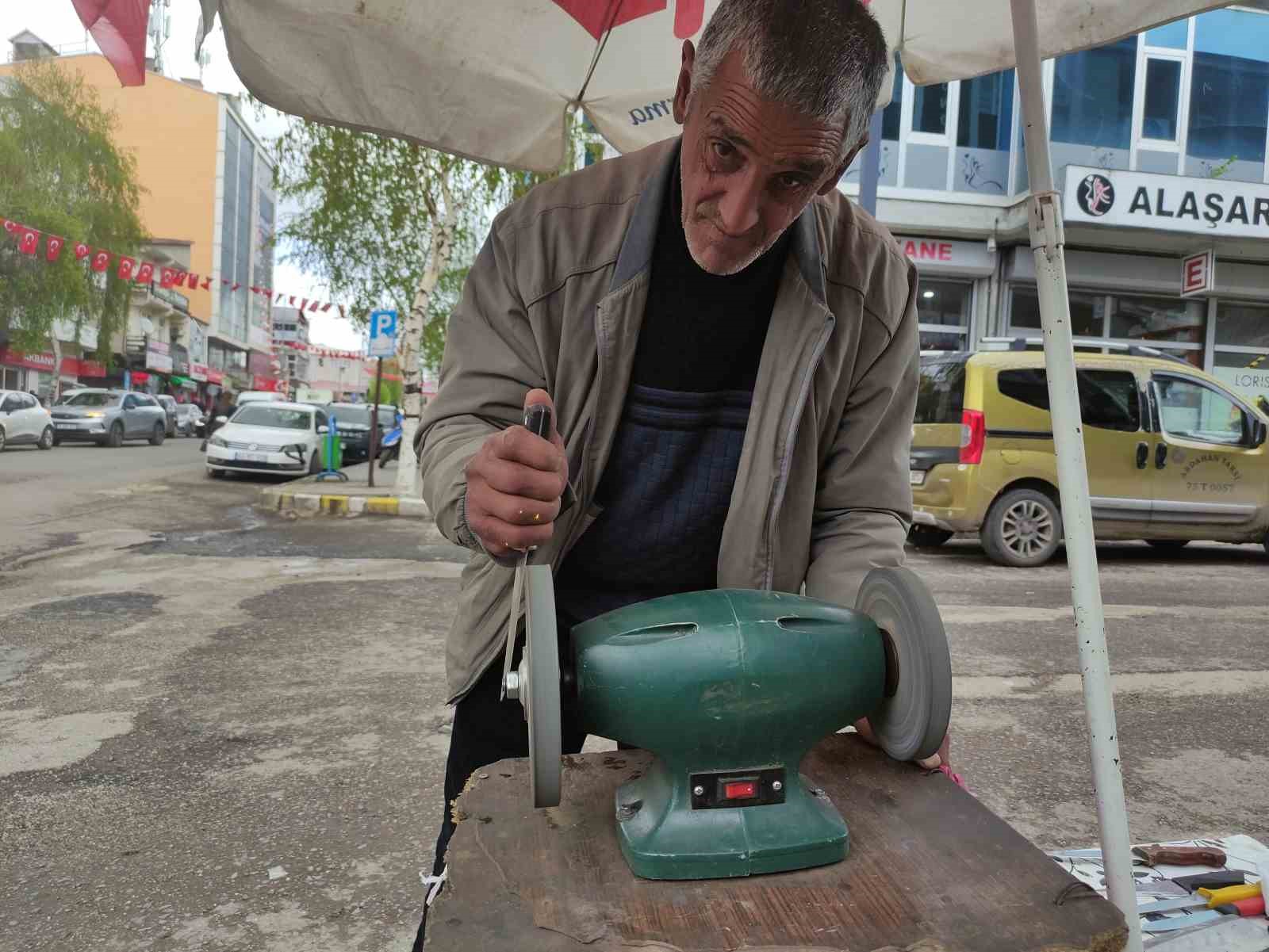 Kurban Bayramı &ouml;ncesi bı&ccedil;ak bileyicilerinin yoğun mesaisi
