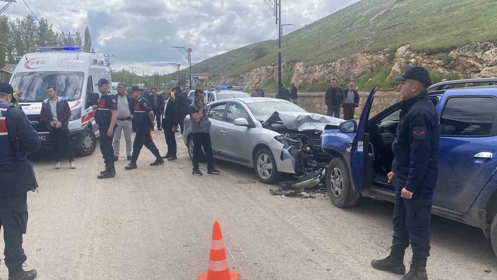 Kafa kafaya çarpıştılar, 8 kişi yaralandı