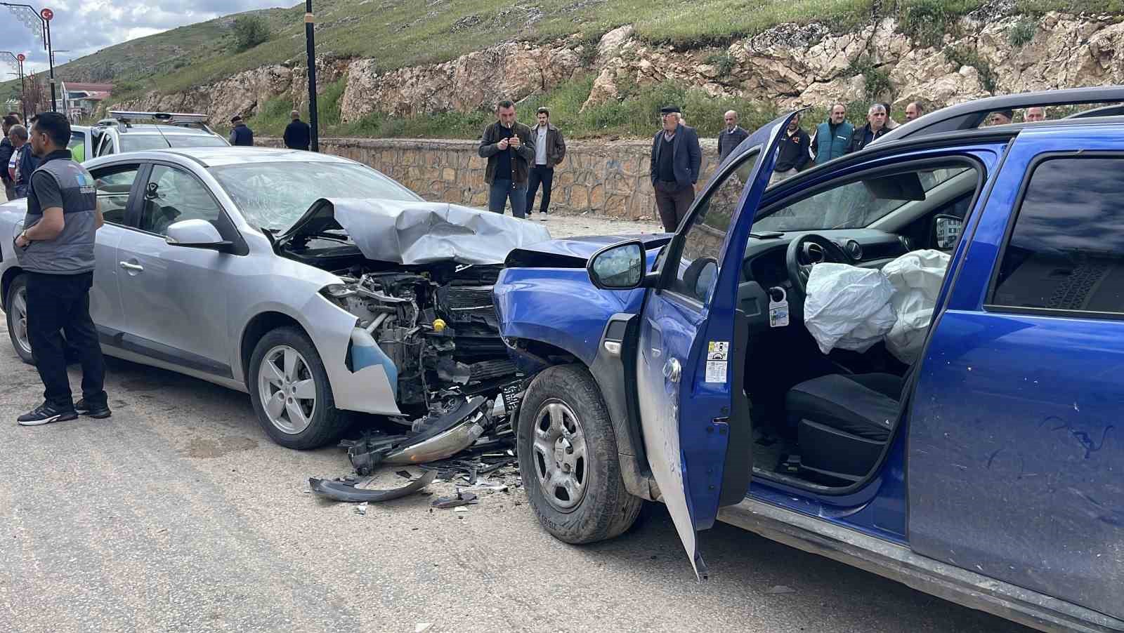 Kafa kafaya &ccedil;arpıştılar, 8 kişi yaralandı
