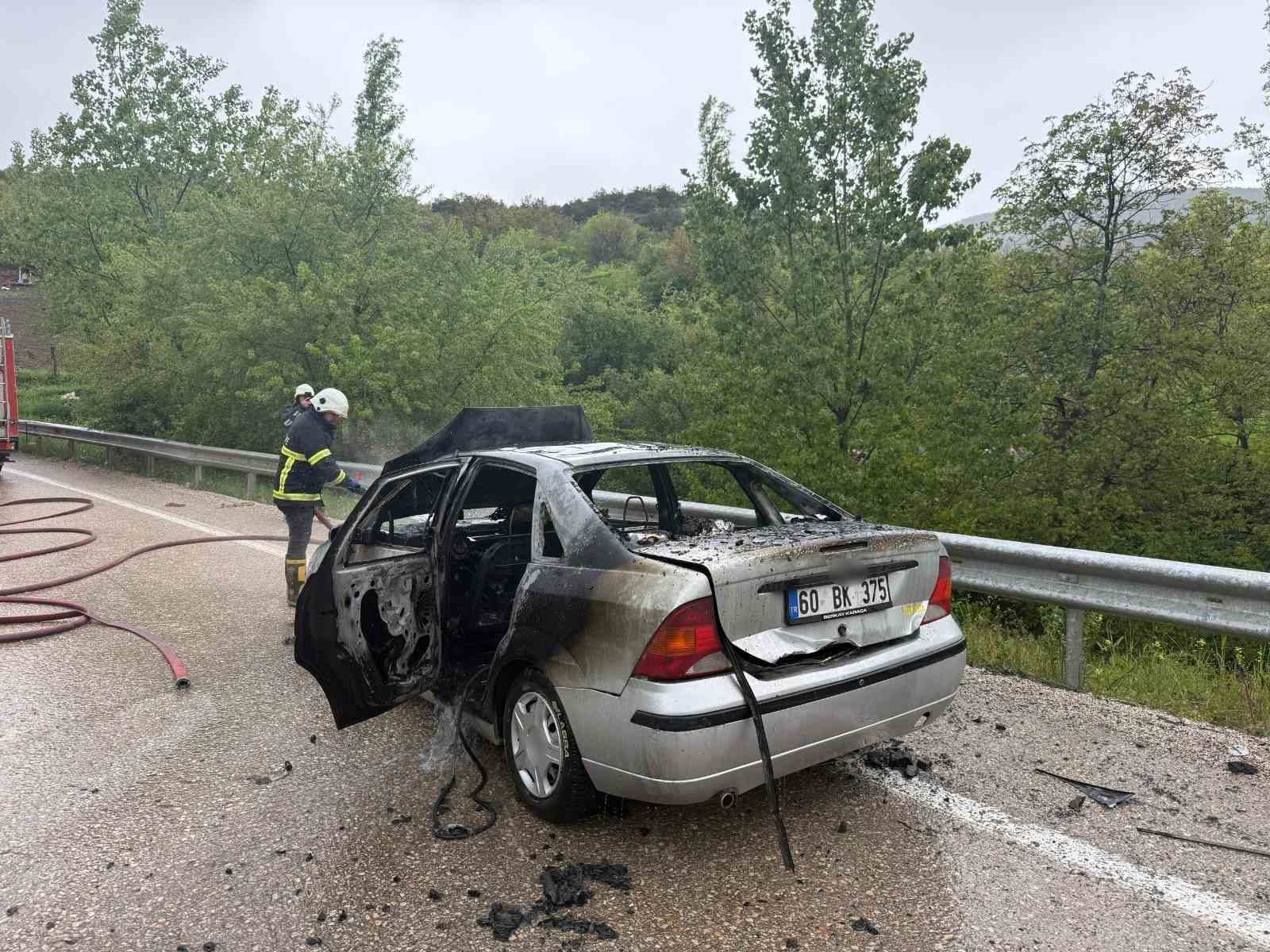 Tokat’ta alev alan otomobil demir yığınına döndü
