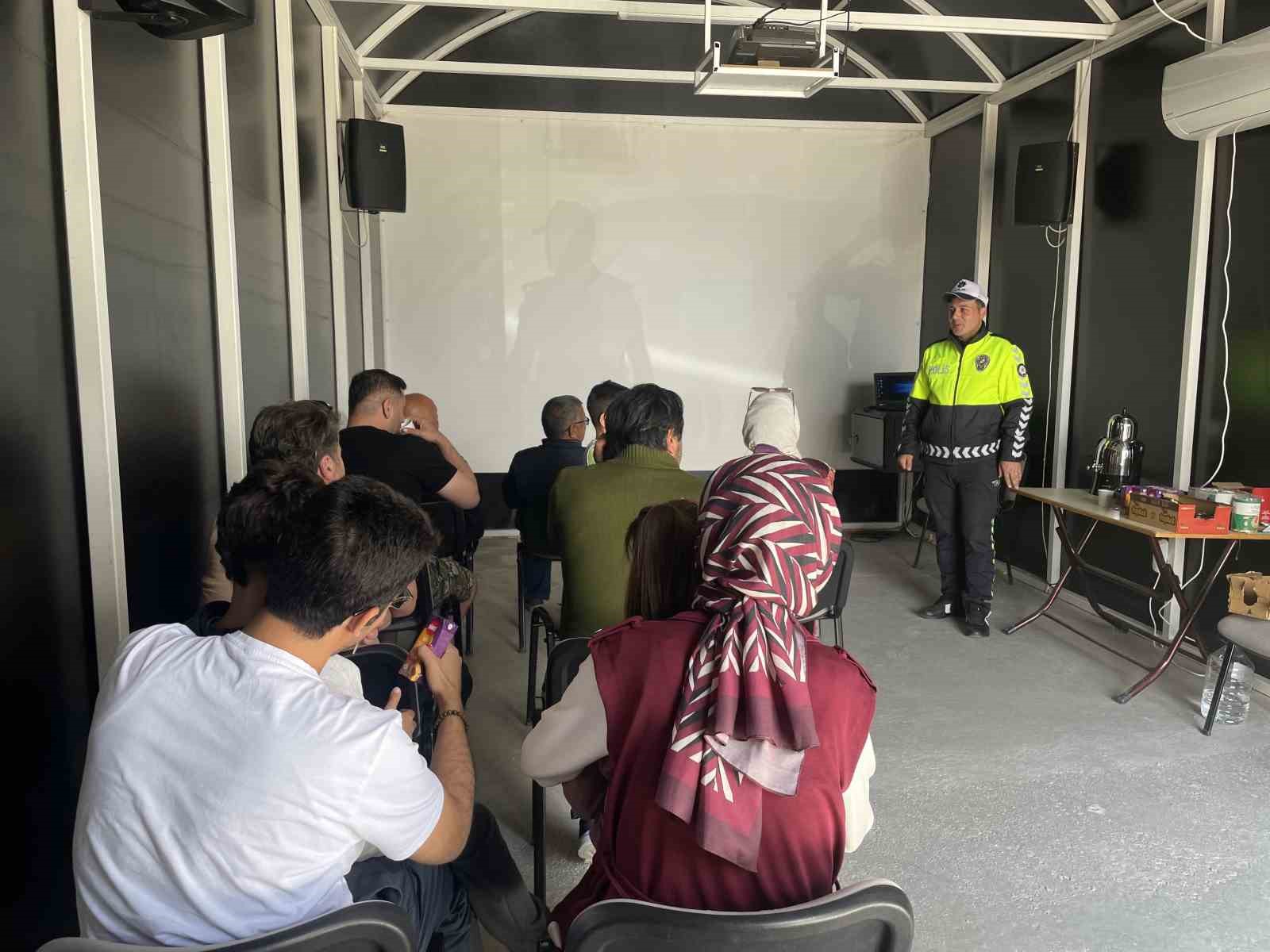 Bayram tatili i&ccedil;in yoldaki s&uuml;r&uuml;c&uuml;lere dikkat &ccedil;eken &rsquo;yaşam t&uuml;neli&rsquo; uygulaması

