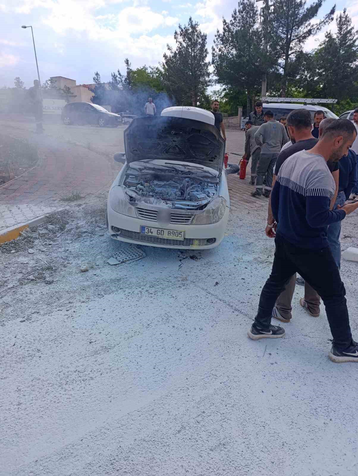 Diyarbakır&rsquo;da seyir halindeki ara&ccedil; alevlere teslim oldu
