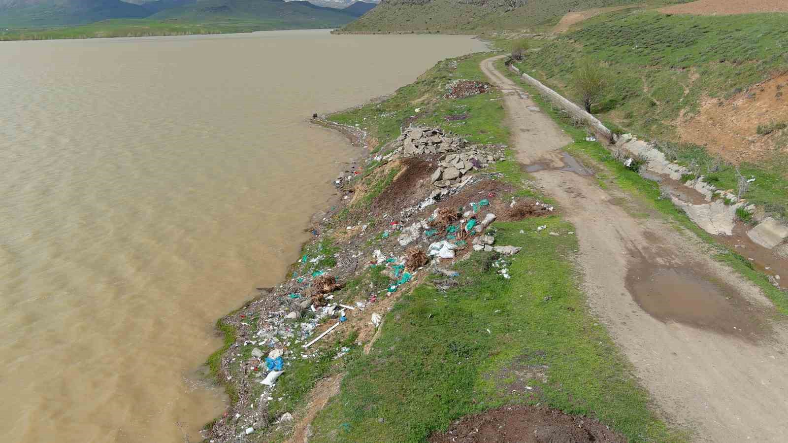 Koçköprü Barajı’nda atıklar tehlike saçıyor