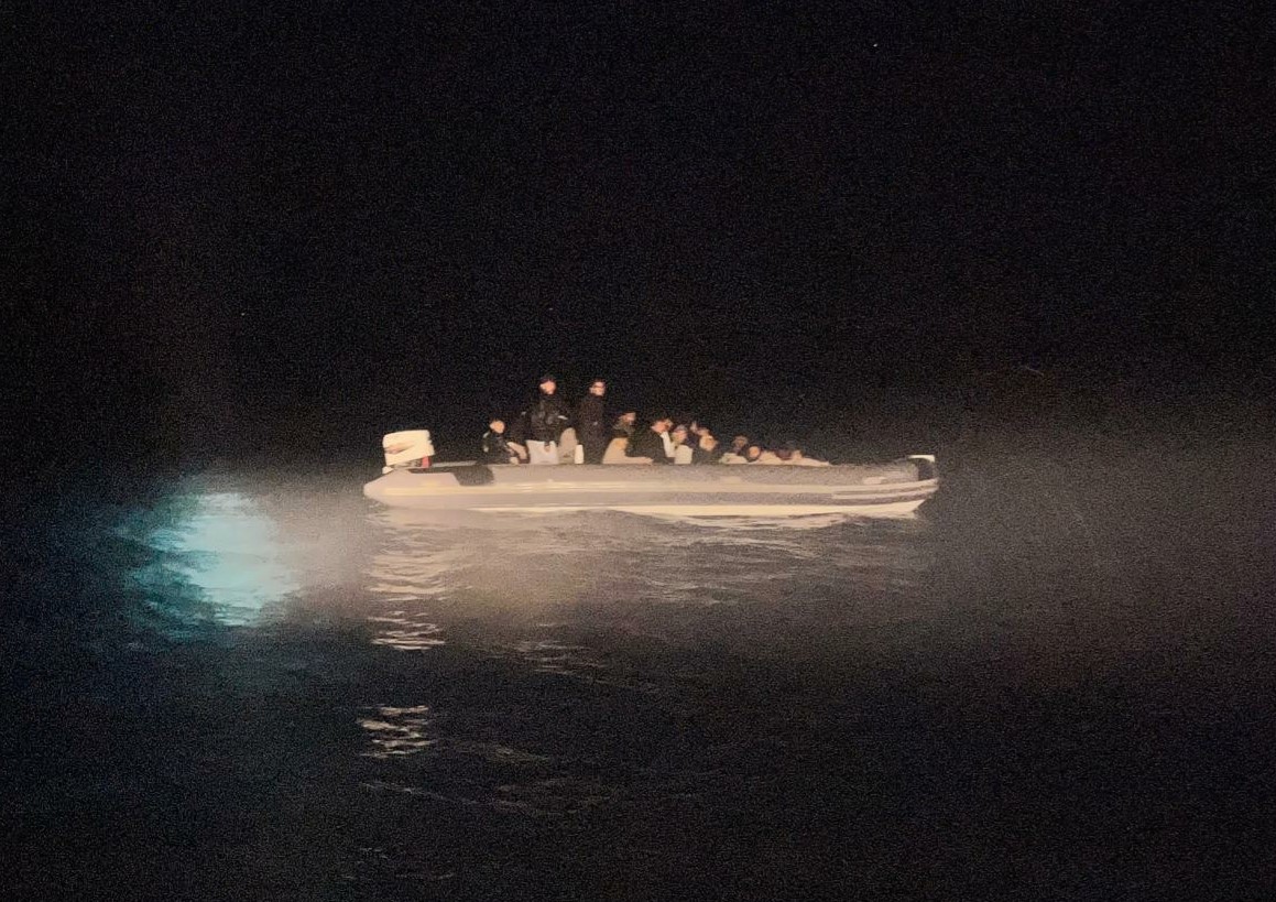 İzmir’de arızalanan botla denizde sürüklenen 26 düzensiz göçmen kurtarıldı