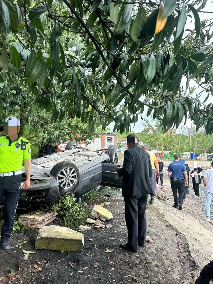 Kediye &ccedil;arpmamak i&ccedil;in manevra yapınca ara&ccedil; plaja u&ccedil;tu: 4 yaralı
