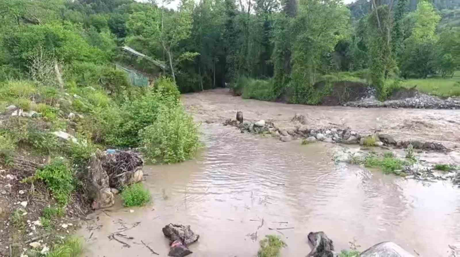 Zonguldak&rsquo;ta dere sularının y&uuml;kselmesi nedeniyle &uuml;&ccedil; k&ouml;ydeki k&ouml;pr&uuml;ler ulaşıma kapatıldı
