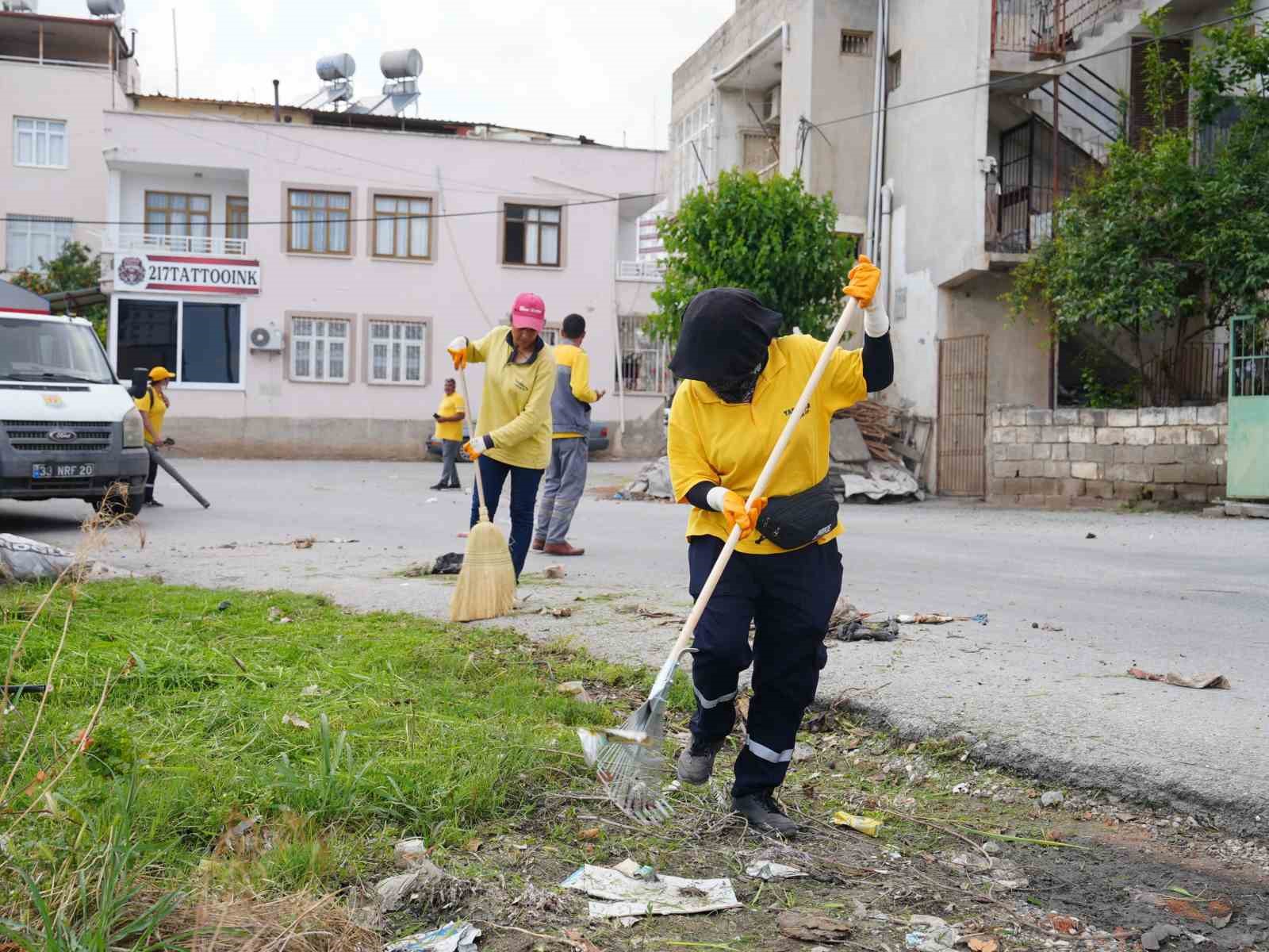 Tarsus&rsquo;ta bayram &ouml;ncesi mahallelerde yoğun temizlik mesaisi
