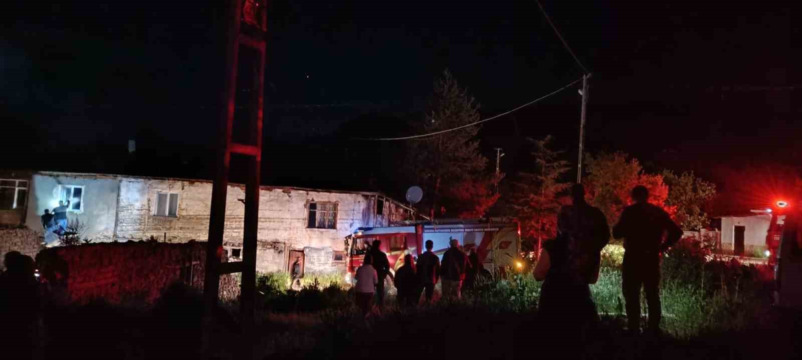 Ankara&rsquo;da boş evde yangın
