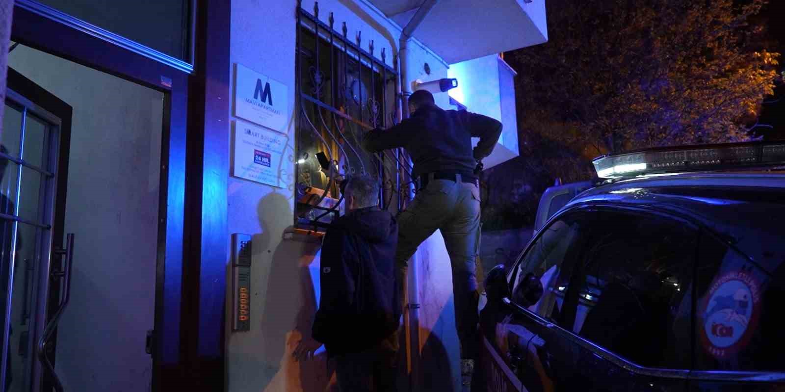 Ceset kokusu sanıldı, ger&ccedil;ek polisin eve girmesiyle ortaya &ccedil;ıktı
