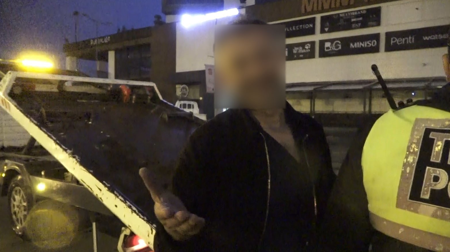 S&uuml;r&uuml;c&uuml; alkoll&uuml; &ccedil;ıktı, yolcu gazetecilere saldırdı
