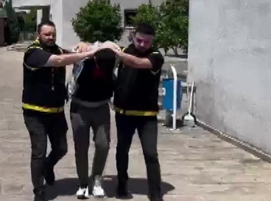 Kaskını &ccedil;ıkarınca yakayı ele veren hırsız: "Bor&ccedil;larım vardı"
