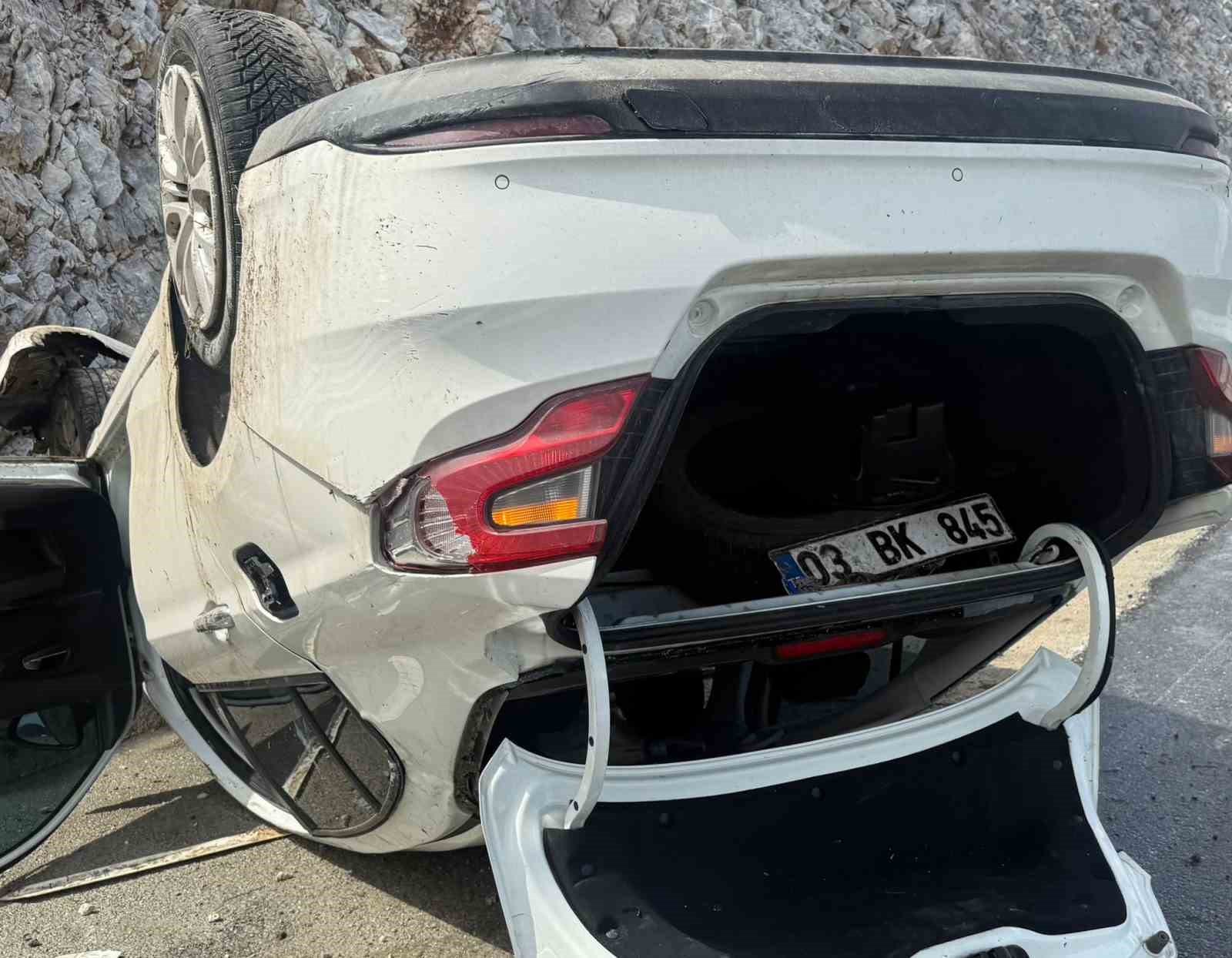 Takla atıp refüje giren otomobilde 4 kişi yaralandı
