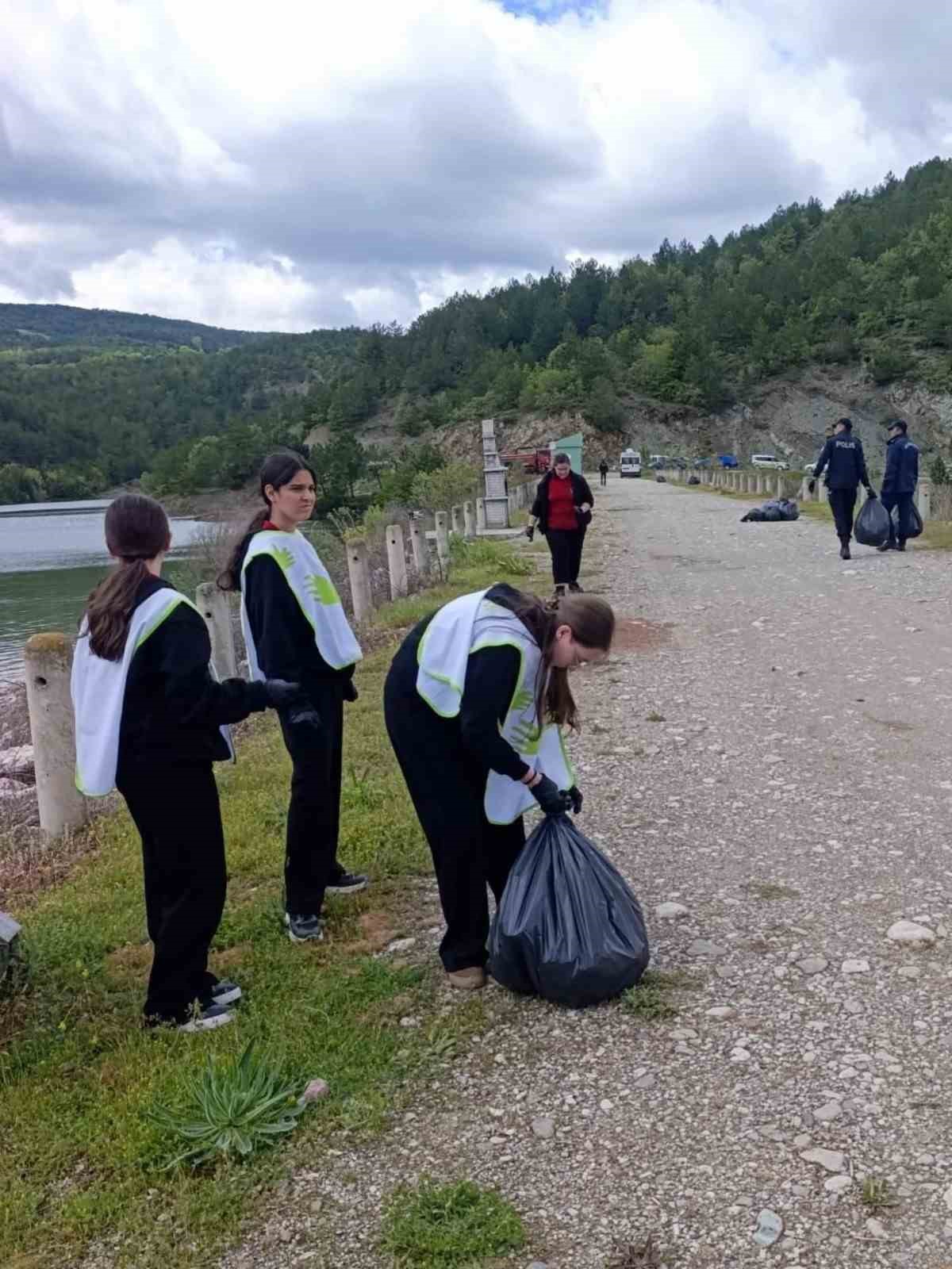 S&uuml;zmen G&ouml;let&rsquo;inde poşet poşet &ccedil;&ouml;p toplandı
