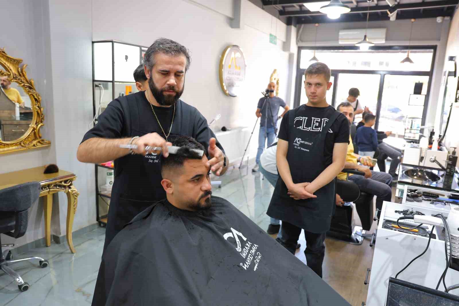 Kahramanmaraş’ta bir berber özel bireye meslek kapısı açtı