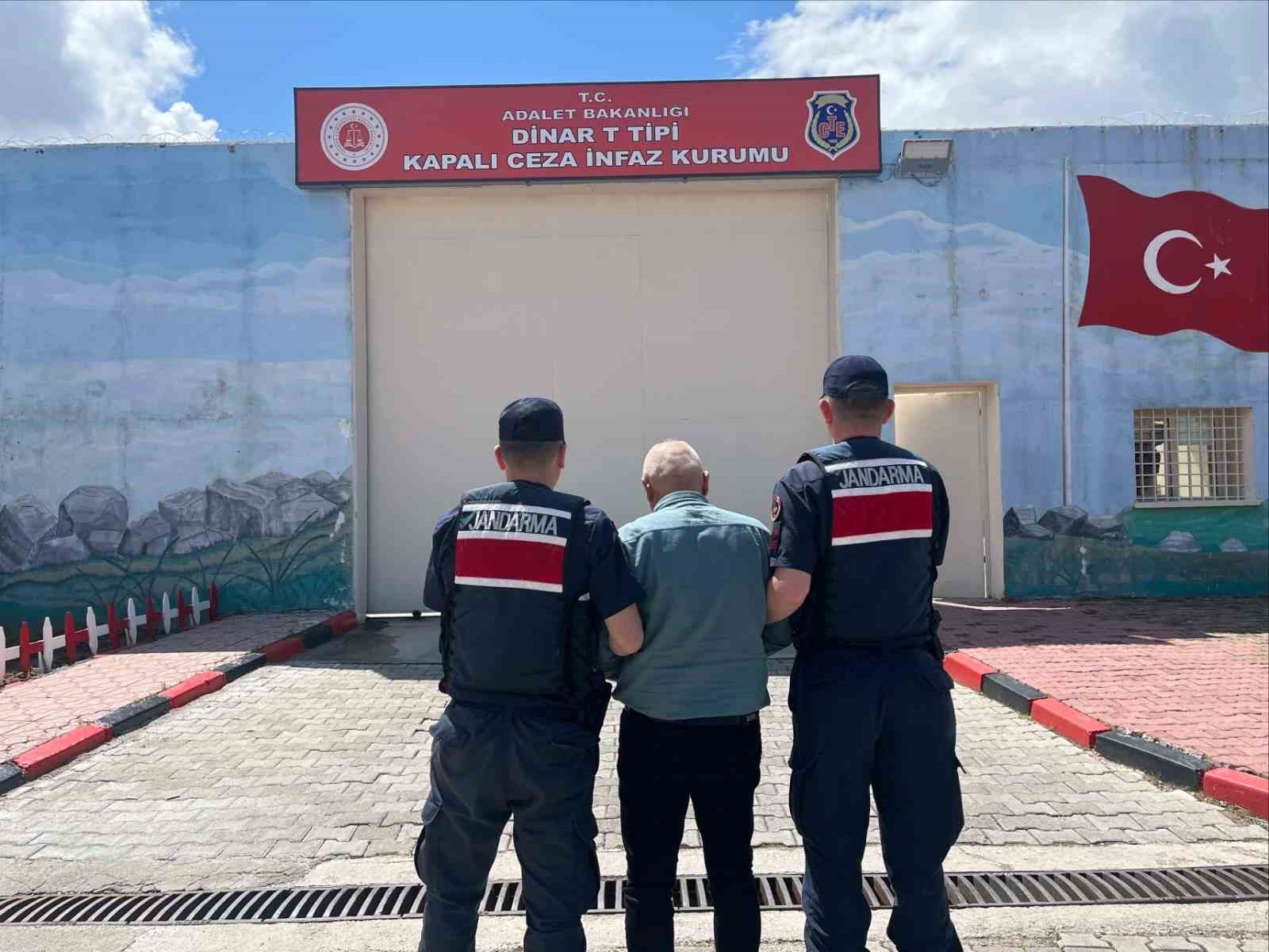 Jandarma çeşitli suçlardan aranan 10 kişiyi yakaladı
