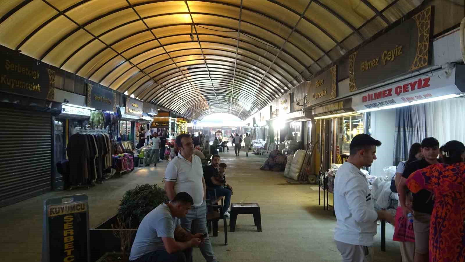 Hatay’daki prefabrik Uzun Çarşı’da bayram yoğunluğu